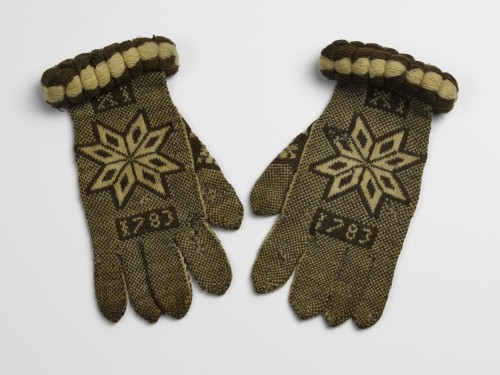Paar gebreide handschoenen van bruin met witte wol met bolle rand langs de pols